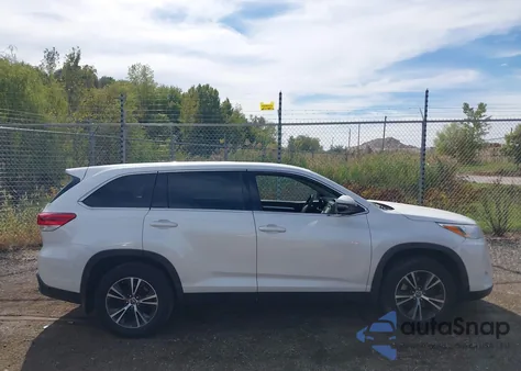 2019 Toyota Highlander Le z USA, uszkodzony, nr VIN 5TDBZRFH0KS711147
